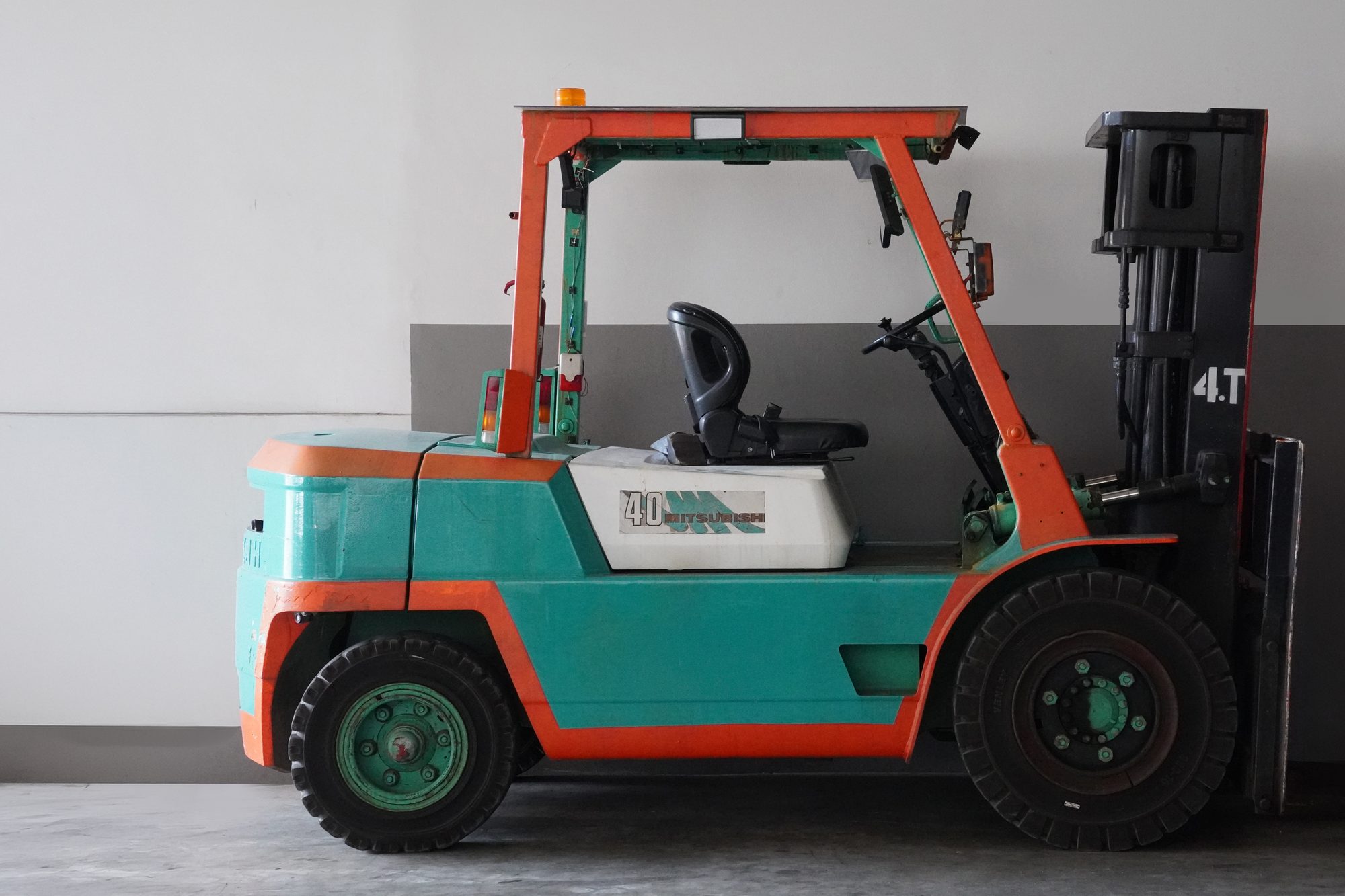 Mitsubishi FD40 4-tonne diesel forklift at LB Industrial, Singapore
