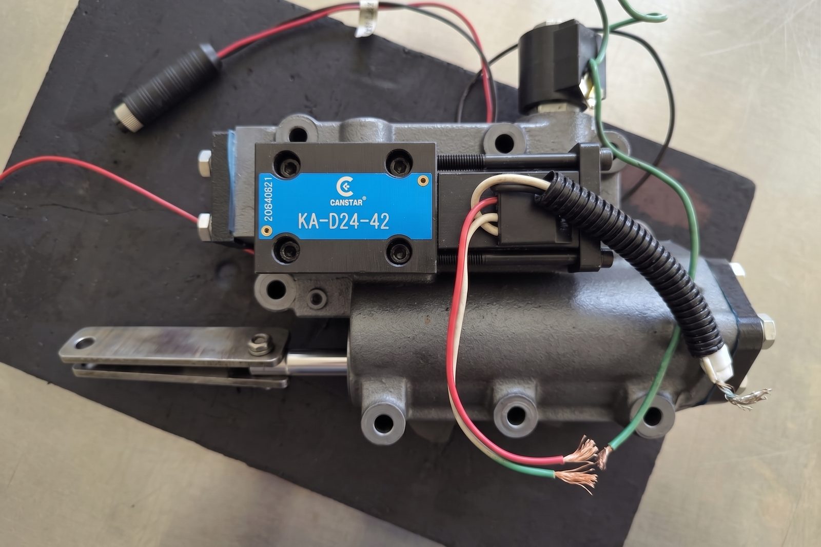 Forklift transmission control valve